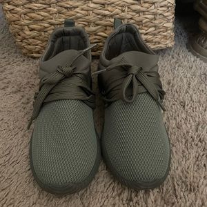 Lucy Avenue dark green running sneakers / shoes size 5.5